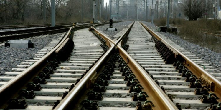 O fată de 23 de ani, lovită de o locomotivă în timp ce traversa calea ferată: Victima, transportată la spital