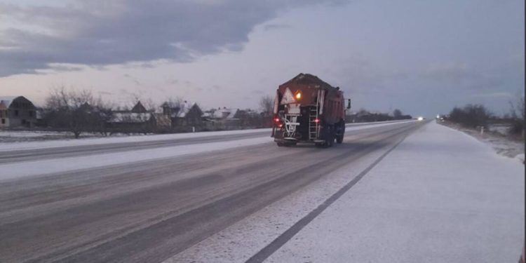 Autoritățile informează că pe drumurile publice naționale se circulă în condiții de iarnă