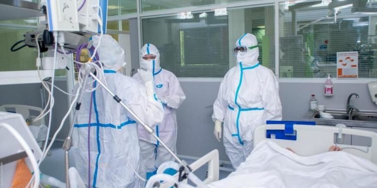 Un nou record de infectări cu COVID-19. Peste 3900 de persoane, testate pozitiv în ultimele 24 de ore