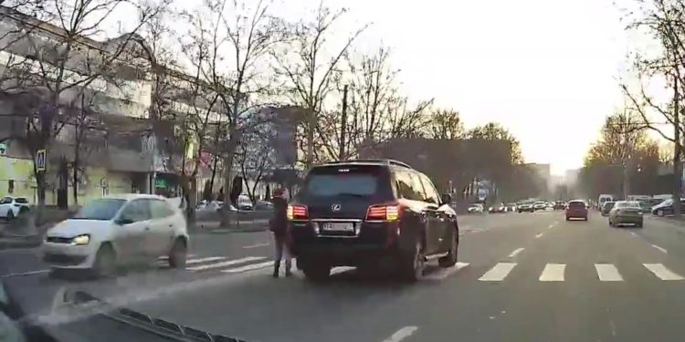 Un elev, lăsat să iasă dintr-o maşină în mijlocul unei străzi din Chişinău | VIDEO