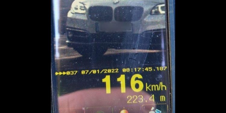 Пьяного водителя остановили в Бельцах за превышение скорости, а он напал на полицейских