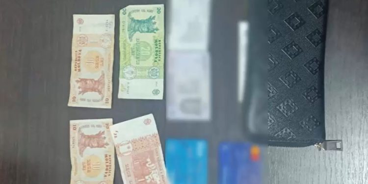A furat portmoneul unei femei. Recidivist reținut pe urme fierbinți pentru pungășie | VIDEO