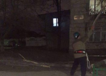 Mai mulți copaci doborâți și crengi rupte de rafalele de vânt, în Chișinău | FOTO