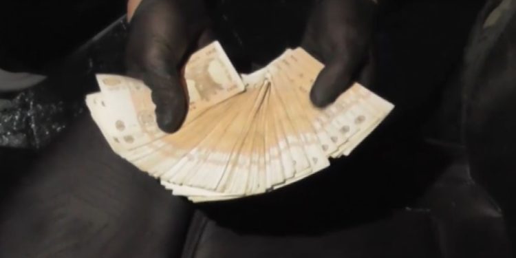 A vrut să mituiască polițiștii, ca să-și scape amicul de pușcărie | VIDEO