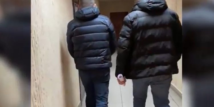 Bărbatul care și-a împușcat soția în picior, reținut pentru 72 de ore. Riscă 6 ani de pușcărie | VIDEO