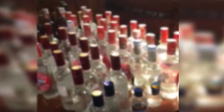 Și-a deschis o „cafenea” și vindea alcool contrafăcut. Un chișinăuian de 60 de ani, documentat de poliție | VIDEO