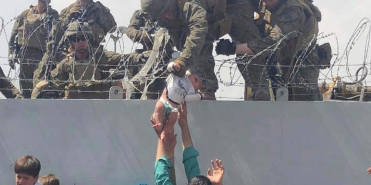 Bebeluș pierdut în haosul de pe aeroportul din Afganistan, găsit și returnat familiei după 5 luni. Incredibila poveste a băiețelului