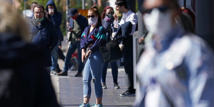 Măștile de protecție textile, interzise în România. Cei care le vor purta riscă amenzi de până la 500 EUR