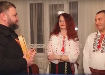 Preoții vestesc Nașterea Domnului, iar gospodarii îi răsplătesc cu colaci și colinde. Ajunul Crăciunului, întâmpinat după tradiție în satul Brăviceni, Orhei | VIDEO