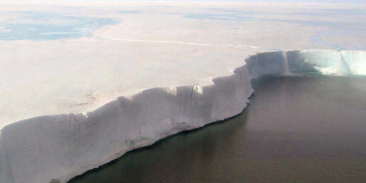 „Megaberg”, aisbergul uriaș desprins de Antarctica și topit complet în călătoria spre Sud. A eliberat și 1,5 miliarde de tone apă/ zi