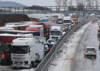 Carambol uriaș, cu peste 40 de mașini, pe o autostradă din Cehia | FOTO
