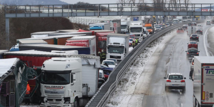 Carambol uriaș, cu peste 40 de mașini, pe o autostradă din Cehia | FOTO