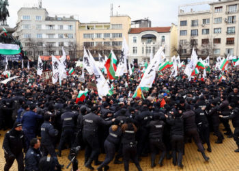 Proteste în Bulgaria: Manifestanţii au atacat Parlamentul, nemulțumiți de restricțiile antiepidemice