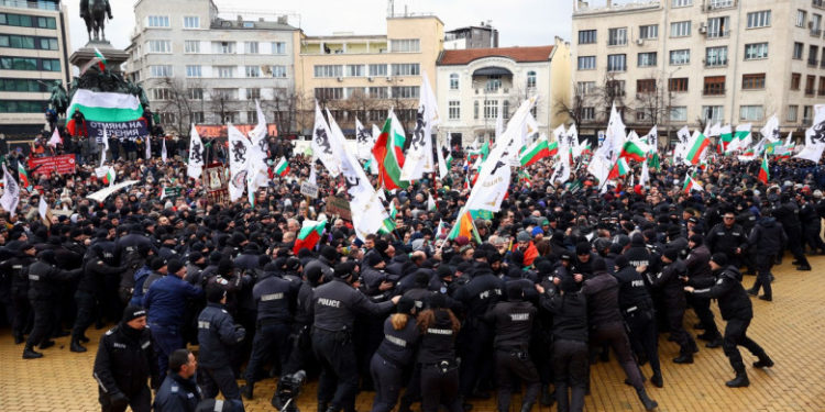 Proteste în Bulgaria: Manifestanţii au atacat Parlamentul, nemulțumiți de restricțiile antiepidemice