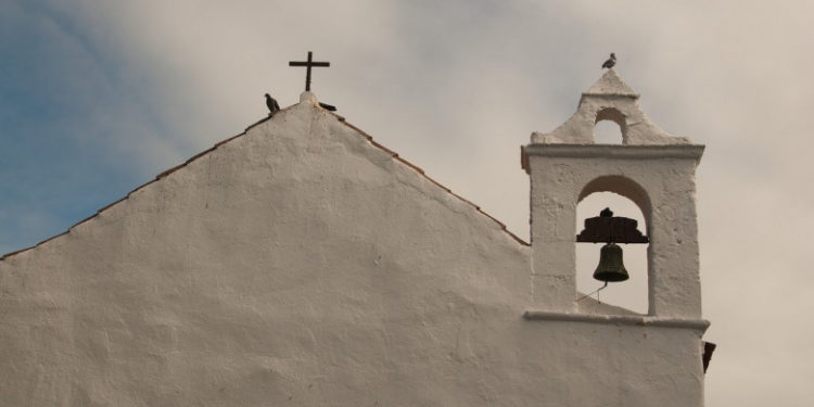 Un preot italian a tras clopotele bisericii de 200 de ori pe zi. A fost amendat cu 2.000 de euro