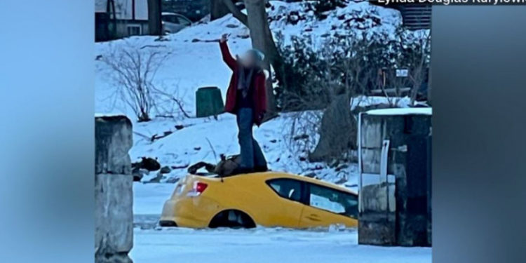 O şoferiţă care a căzut cu maşina într-un râu înghețat s-a urcat pe capotă pentru un selfie, în timp ce autoturismul se scufunda | VIDEO