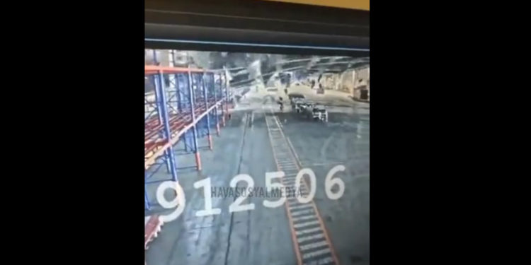 Un acoperiș al aeroportului din Istanbul s-a prăbușit din cauza zăpezii | VIDEO
