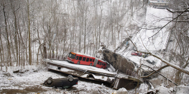 Un pod din Pittsburgh s-a prăbușit cu câteva ore înainte de vizita lui Joe Biden pentru discuții privind infrastructura