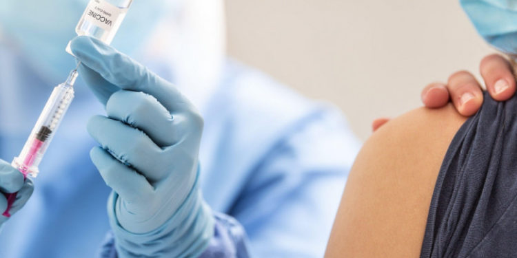 Vaccinarea anti-COVID este obligatorie de azi pentru grecii în vârstă de peste 60 de ani. Amenzile ajung la 100 de euro pe lună