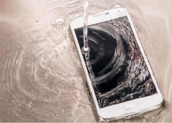 В России 12-летняя девочка погибла, заряжая телефон в ванне