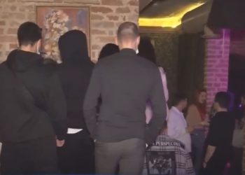 Полиция нагрянула с рейдом в одно из столичных ночных заведений. Десятки молодых людей нарушили ограничения в период ЧС | VIDEO