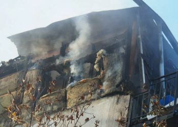 Сгоревшую крышу столичной многоэтажки заменили, но жильцы жалуются, что ремонтные работы затопленных квартир они вынуждены делать за свой счет | VIDEO