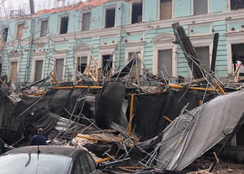 В Москве строительные леса рухнули на автомобили рядом с Госдумой | VIDEO