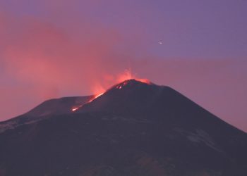 На Сицилии снова извергается вулкан Этна