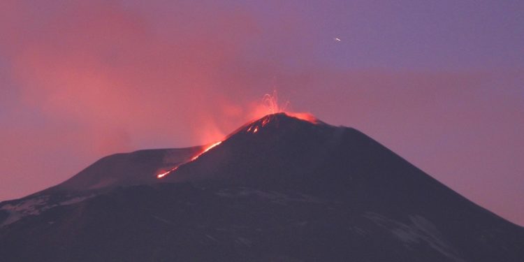 На Сицилии снова извергается вулкан Этна