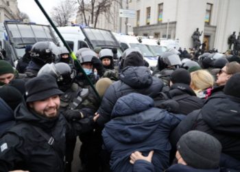 В Киеве у здания Рады произошли стычки протестующих предпринимателей с полицией