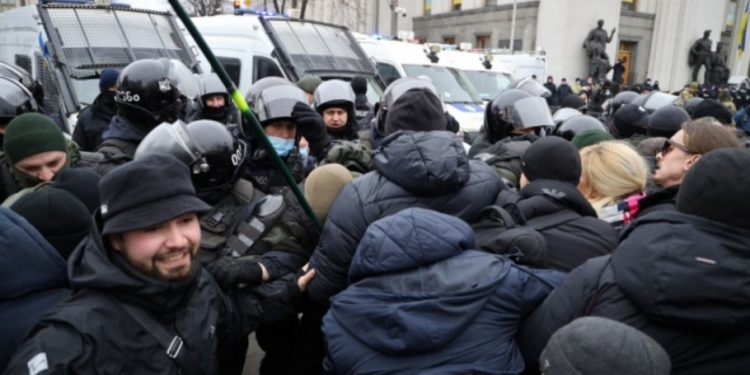 В Киеве у здания Рады произошли стычки протестующих предпринимателей с полицией