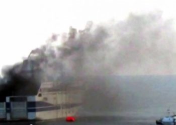 У берегов Греции загорелся пассажирский паром. 290 пассажиров и членов экипажа эвакуировали на шлюпках