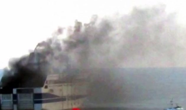 У берегов Греции загорелся пассажирский паром. 290 пассажиров и членов экипажа эвакуировали на шлюпках