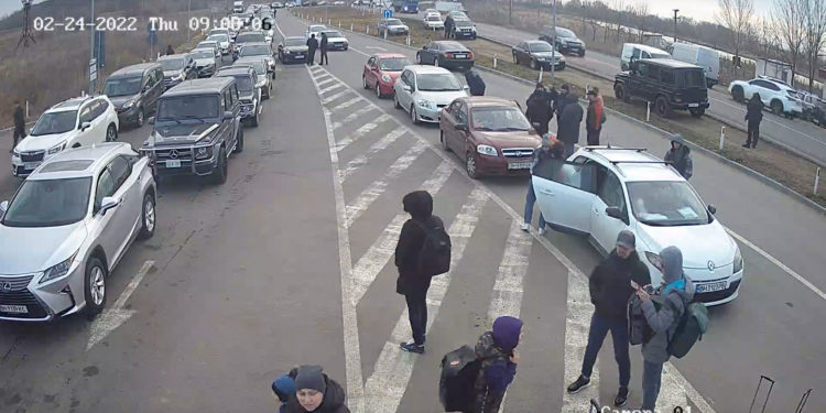Длинные очереди на границе Молдовы с Украиной