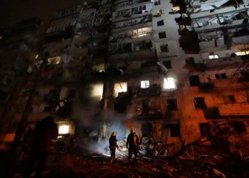 В Киеве фрагменты самолета упали на двухэтажный дом | FOTO