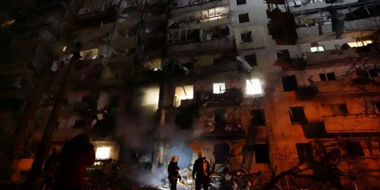 В Киеве фрагменты самолета упали на двухэтажный дом | FOTO