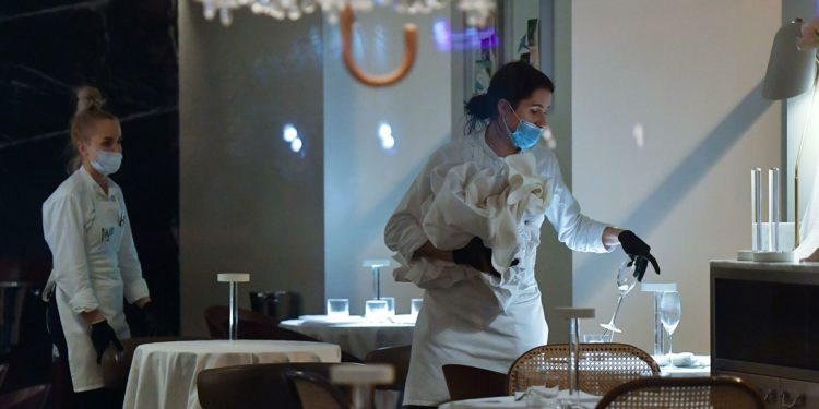 În restaurantele, barurile și cafenelele din Chișinău se interzice, în continuare, accesul persoanelor fără certificate de vaccinare sau PCR