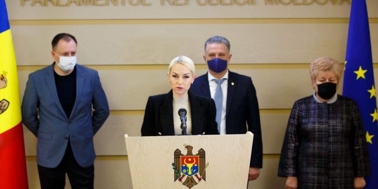 Fracțiunea Partidului „ȘOR” boicotează ședința Parlamentului și le cere repetat deputaților să semneze moțiunea de cenzură împotriva Guvernului