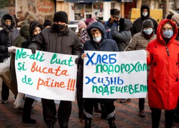 „Jos guvernarea, vrem un trai decent!”. Mai mulți cetățeni alături de reprezentanții Partidului ”ȘOR” au cerut ieftinirea pâinii, în cadrul unui flash-mob organizat la „Franzeluța” | VIDEO