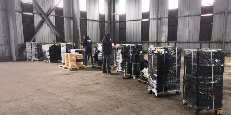 Percheziții la o întreprindere care fabrica și comercializa țigări. Oamenii legii au ridicat peste 75 000 pachete de țigări și peste 1,7 milioane țigarete neîmpachetate