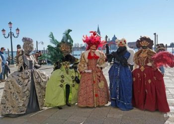 В Венеции после двух лет перерыва начался легендарный карнавал