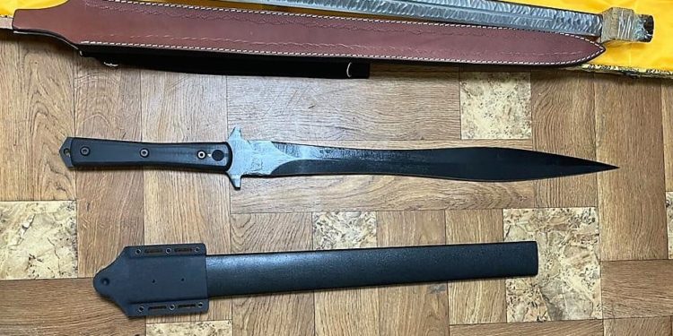 Bijuterii din aur, telefoane, țigări și chiar săbii și pistoale. Ce mărfuri mai încearcă moldovenii să transporte ilegal