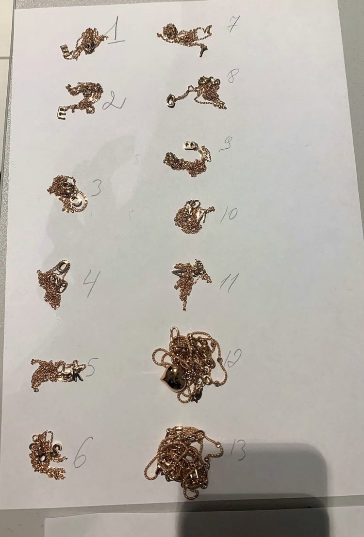 Bijuterii din aur, telefoane, țigări și chiar săbii și pistoale. Ce mărfuri mai încearcă moldovenii să transporte ilegal