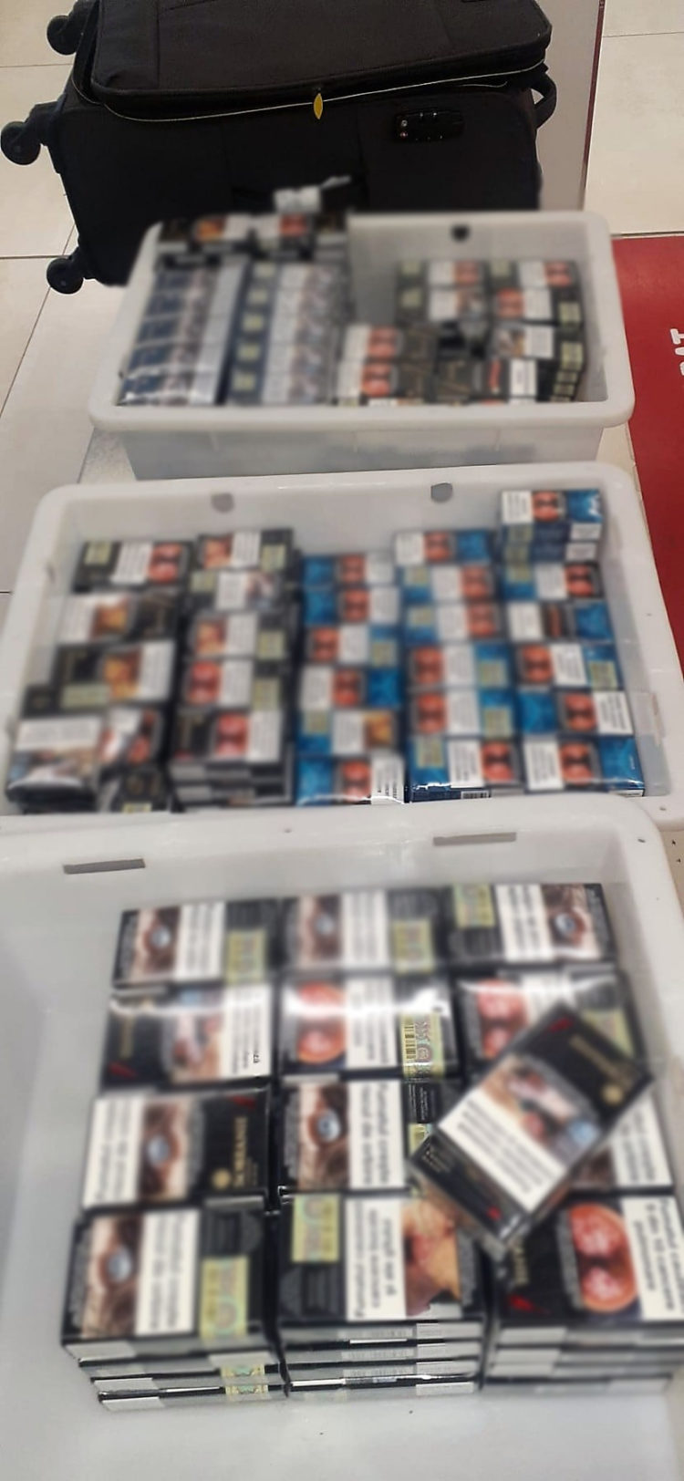 Bijuterii din aur, telefoane, țigări și chiar săbii și pistoale. Ce mărfuri mai încearcă moldovenii să transporte ilegal