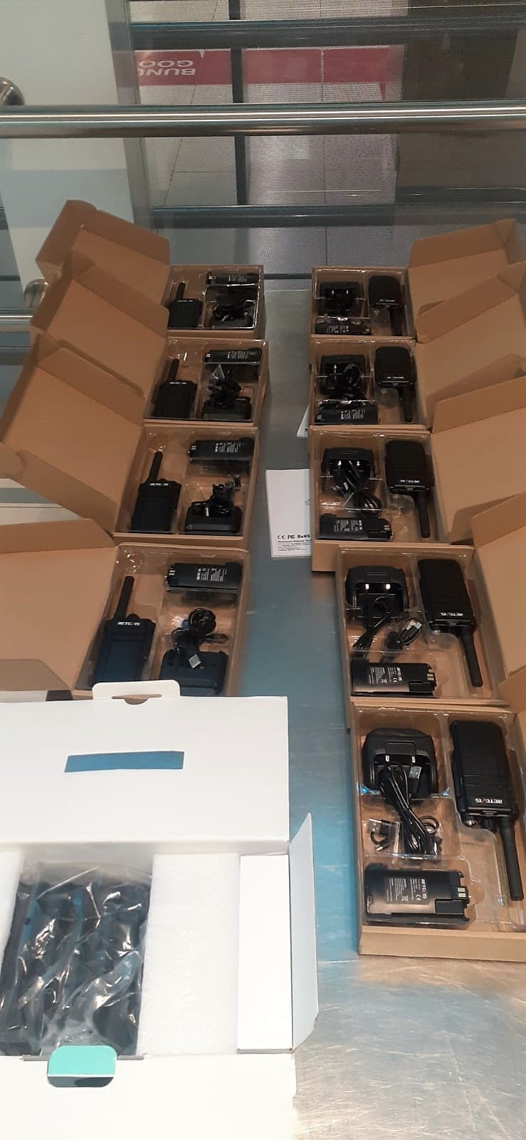 Bijuterii din aur, telefoane, țigări și chiar săbii și pistoale. Ce mărfuri mai încearcă moldovenii să transporte ilegal