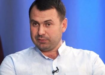 Vasile Costiuc acuză ofițerii CNA că i-au percheziționat copilul de 12 ani, în timp ce acesta pleca la școală | VIDEO