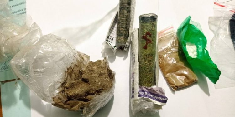 Foști deținuți reținuți în timp ce transmiteau pachete colegilor din Penitenciarul nr.18 Brănești