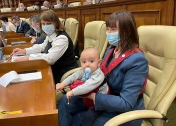 Mai mulți deputați și-au adus copiii la muncă. Care a fost scopul acestui gest și de ce a stârnit discuții aprinse în Parlament? | VIDEO