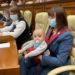 Mai mulți deputați și-au adus copiii la muncă. Care a fost scopul acestui gest și de ce a stârnit discuții aprinse în Parlament? | VIDEO