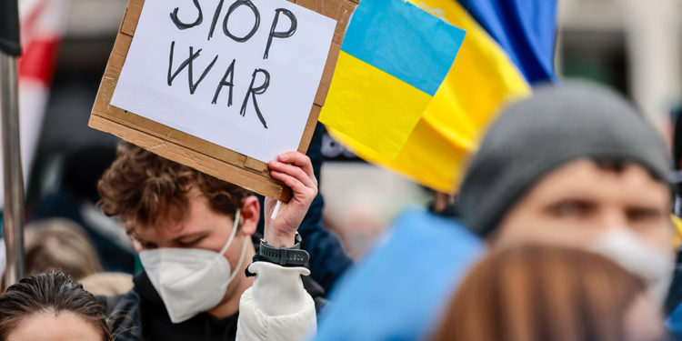 Галкин, Меладзе и Ургант призвали остановить военные действия на Украине